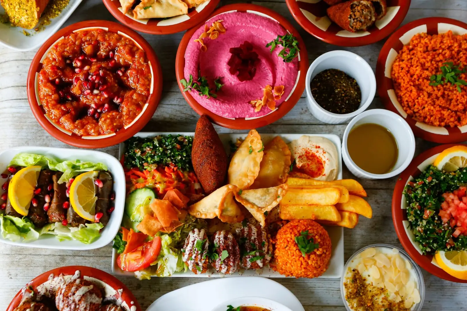 Table de mezzés : homous betterave, moutabel, kebé, fatayer, taboulé, bourgoul